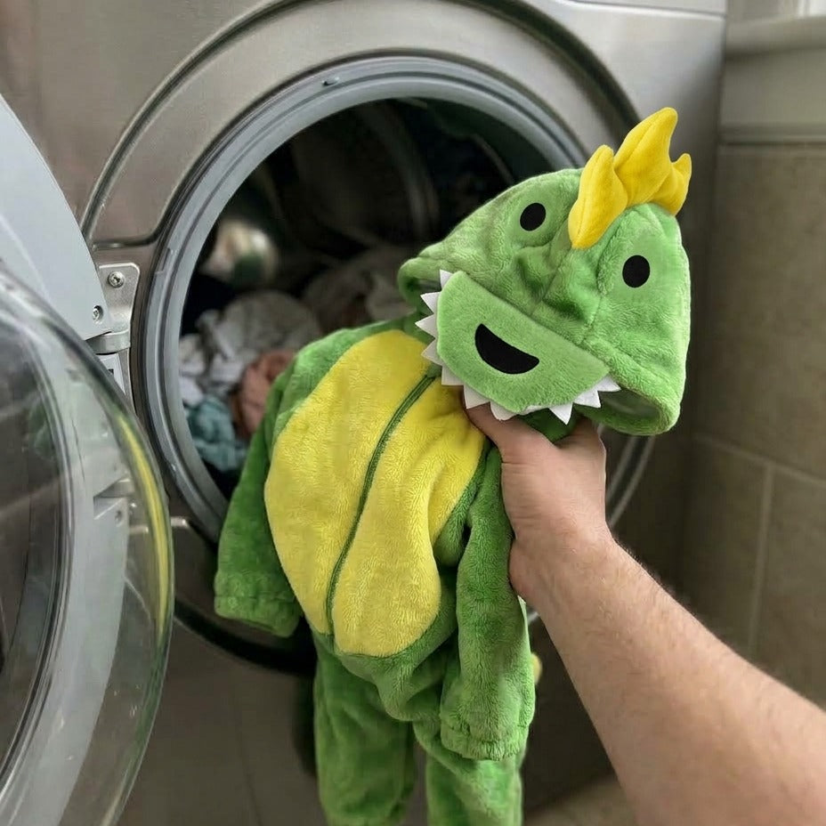 Costume dinosaure mis dans la machine à laver